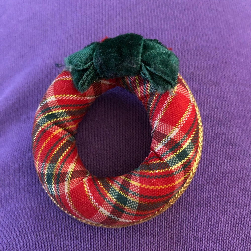 NWOT - Plaid Wreath Pin - Puffy - 2” x 2”